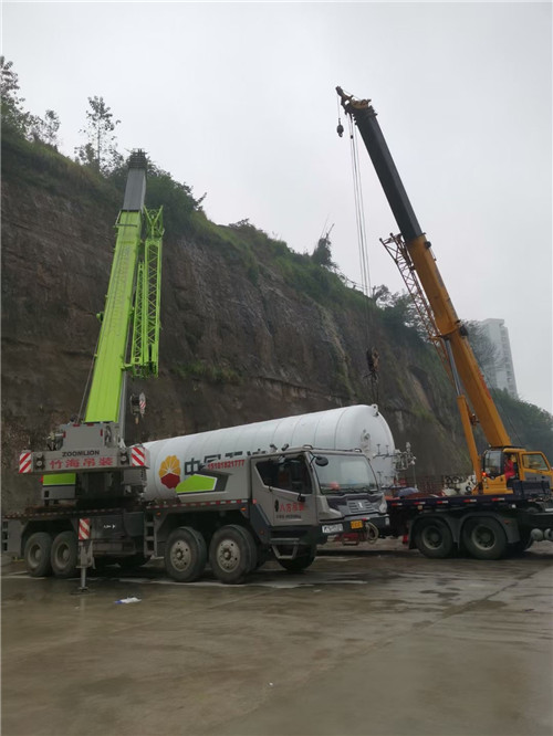 咸丰县“不怕风雨冻”—— 吊车的 “恶劣环境适应” 技术